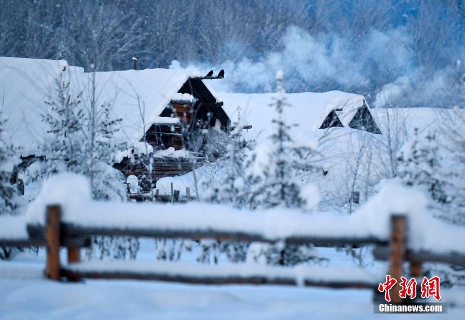 新疆北部大山深處古村大雪后現(xiàn)美景宛如“童話世界”（圖）