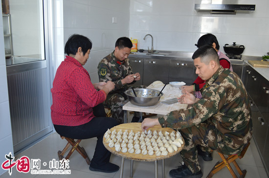 擁軍餃子包起來 濱州海防邊防派出所官兵與群眾一起過小年