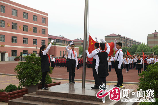 “大手牽小手 國(guó)學(xué)伴成長(zhǎng)”百家姓?qǐng)D騰文化展在東營(yíng)舉行(組圖)