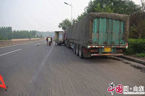 濱州博興：小貨車駕駛員疲勞駕駛 撞上停在路邊的半掛車