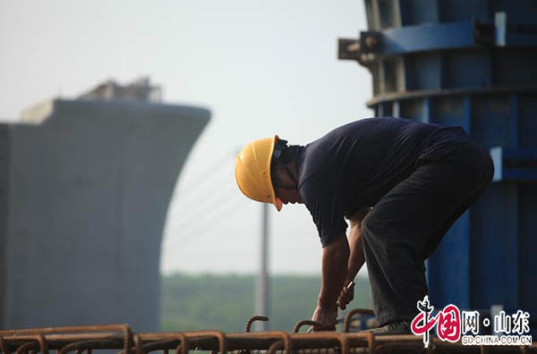 魯南高鐵人員戰(zhàn)高溫忙施工 確保2019年底可通車（圖）