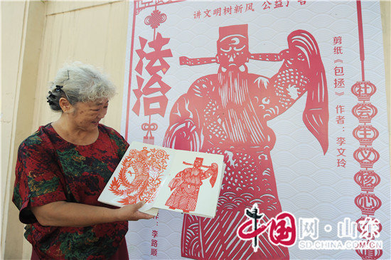 青島：非遺剪紙藝術“點亮”街區(qū)景觀墻(組圖)