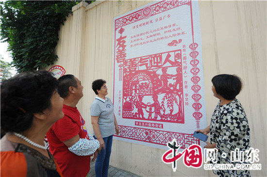 青島：非遺剪紙藝術“點亮”街區(qū)景觀墻(組圖)