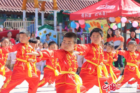 淄博市淄川區(qū)雙楊鎮(zhèn)趙瓦幼兒園組織開展升國旗宣誓儀式