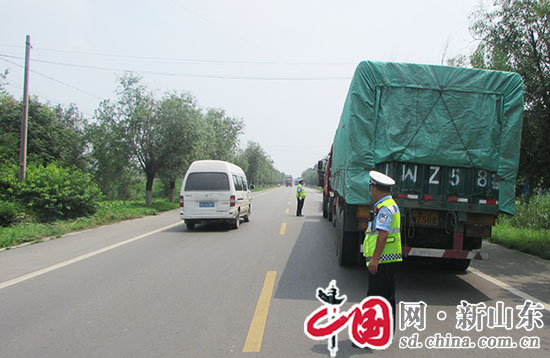 濱州市陽信縣交警加大貨車違法行為整治力度凈化轄區(qū)交通環(huán)境