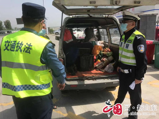 泰安：面包車拉柴油準備上高速 交警攔截要求卸貨轉(zhuǎn)運