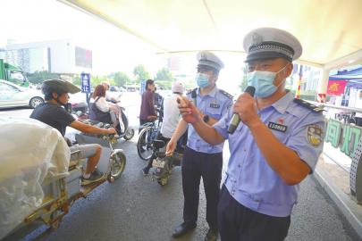 濟(jì)南交警把“快板說(shuō)唱”搬上街頭