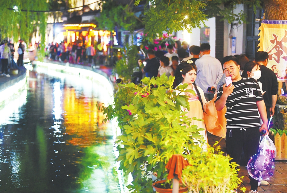 流連泉城夜景樂享假日時(shí)光