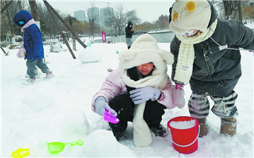 菏澤迎降雪 公園變樂(lè)園