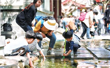 山東濟(jì)南：泉畔戲水 縱享春光