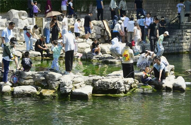 山東濟南：親泉戲水享清涼